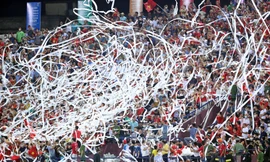 Cổ động viên ném giấy vệ sinh, sân Việt Trì dọn 4 tiếng chưa sạch