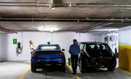 Tranh cãi việc lắp trạm sạc xe điện trong hầm chung cư