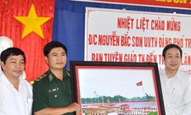 Đại diện lãnh đạo Ban Tuyên giáo T.Ư tặng ảnh cho Bảo tàng Lý Sơn