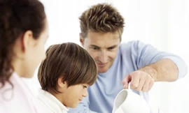 Bữa ăn gia đình giúp trẻ phát triển thói quen ăn uống tốt