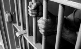 Nữ sinh suýt chết vì bị bạn... quá yêu