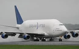 Chim sắt khổng lồ hạ cánh nhầm sân bay