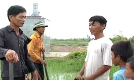 Ông Tá nhắc nhở một số người dân Campuchia về việc tuân thủ các quy định đường biên giới