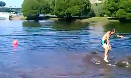 SỐC: Nhảy múa trên lưng… voi chết đuối