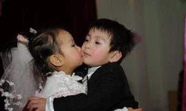 "Đôi vợ chồng trẻ" hôn nhau sau khi hoàn tất thủ tục hôn lễ