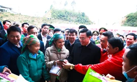 Chủ tịch Quốc hội Vương Đình Huệ chúc Tết bà con dân tộc ở Lào Cai