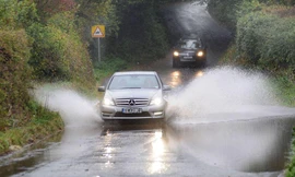 Những lưu ý khi lái xe trong mưa dông, sấm sét