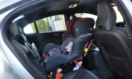 Để trẻ em ngồi trên ôtô bao lâu thì an toàn?