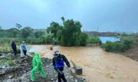 Mưa lũ cuốn 2 mẹ con mất tích ở Lào Cai