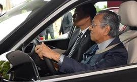 Thủ tướng Malaysia Mahathir Mohamad chạy thử xe VinFast Lux SA 2.0
