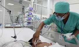 Bé trai nguy kịch vì uống nhầm xăng đựng trong chai giải khát