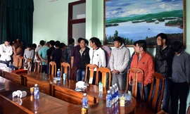 Hơn 20 người đánh bạc trong rừng