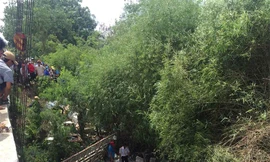 Xe tải bất ngờ rơi xuống cầu khiến 2 người thương vong