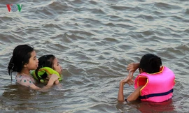 Thót tim trẻ em tập bơi tại bến đò trên sông Hồng