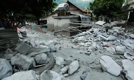 Bùn ngập nhà, xe bị vùi lấp sau sự cố hồ thải mỏ đồng ở Lào Cai