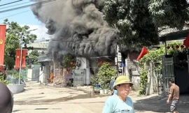 Nhà dân bốc cháy ngùn ngụt ở Thái Nguyên