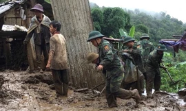Bộ đội dầm mưa dựng nhà sập, tìm người mất tích ở Lai Châu