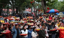 Người dân, du khách trẩy hội Cầu Muối