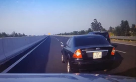 Ford Focus vượt ẩu trên cao tốc Hà Nội - Hải Phòng