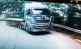 Tước bằng lái tài xế xe tải lấn làn, suýt đối đầu xe khách trên đèo ở Lào Cai