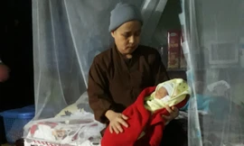 Một bé gái sơ sinh bị bỏ rơi ở cổng chùa