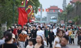 Dòng người đổ về đền Hùng dâng hương trước ngày Giỗ Tổ