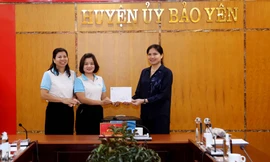 Chủ tịch Hội Liên hiệp Phụ nữ Việt Nam trao đổi về bình đẳng giới tại Lào Cai