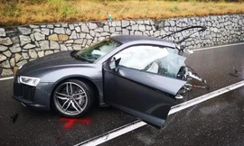 Audi R8 đứt đôi sau cú va chạm với xe Volkswagen