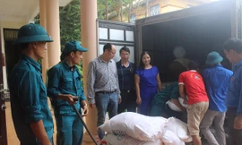 Lãnh đạo Sở Công Thương bàn giao số gạo cho huyện Chương Mỹ tại UBND xã Tân tiến để chuyển đến cho bà con vùng úng ngập.