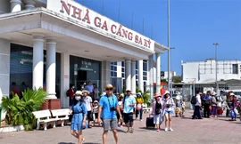 Hàng nghìn du khách đổ xô ra đảo Lý Sơn dịp lễ 30/4