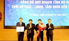 Trao quyết định của Thủ tướng Chính phủ về phê duyệt quy hoạch tỉnh Hà Giang 