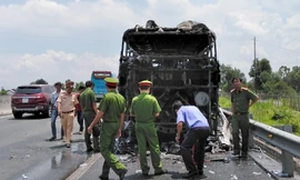 Xe giường nằm cháy trơ khung trên cao tốc TP.HCM – Trung Lương