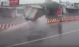 Xe tải mất lái lao qua giải phân cách trên đường mưa