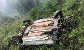 Xe taxi lao xuống vực sâu 120m, 3 người bị thương nặng