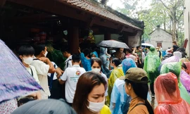 Hàng nghìn người dân khắp miền đất nước về dâng hương giỗ Tổ Hùng Vương