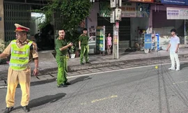 [CLIP] Ô tô húc thẳng vào cảnh sát để 'thông chốt' kiểm tra nồng độ cồn