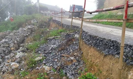 Ớn lạnh chứng kiến Quốc lộ 16 sạt lở nghiêm trọng 