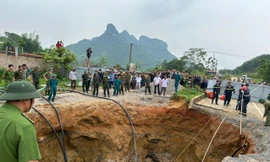 Bơm nước tìm người và xe rơi xuống 'hố tử thần' ở Bắc Kạn