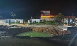 Tìm kiếm người và xe nghi rơi xuống 'hố tử thần' ngập nước ở Bắc Kạn