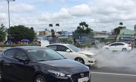 Xe 4 chỗ đang chạy, bốc cháy trên đường Phạm Văn Đồng