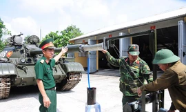 Ngạc nhiên thiết bị thông nòng pháo xe tăng tự động của Việt Nam.