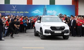 Chủ tịch Vingroup 'trải lòng' sau khi lái thử xe VinFast đầu tiên