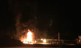 Tặng 500 triệu đồng cho lực lượng chữa cháy tàu dầu tại Hải Phòng