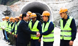 Bí thư Tỉnh ủy Cao Bằng thăm, động viên công nhân thi công cao tốc Đồng Đăng - Trà Lĩnh