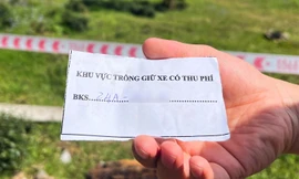 Bãi trông giữ xe tự phát 'chặt chém' khách du lịch ở Sa Pa