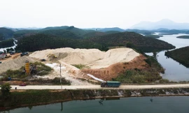 Tuyến đường oằn mình với xe quá tải 