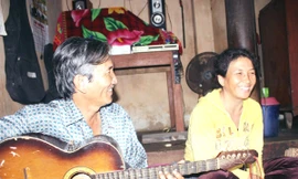 Ông Viễn làm cải lương hài, vui cùng gia đình, khách lạ