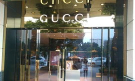 Cửa hàng đồ hiệu Milano tại Hà Nội cửa đóng then cài vì cơ quan chức năng kiểm tra (trưa 7-12)