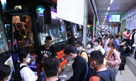 Người dân TPHCM ùn ùn ra bến xe, sân bay về quê ăn Tết