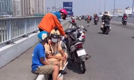 CSGT kịp thời ngăn nam thanh niên nhảy cầu Sài Gòn tự tử